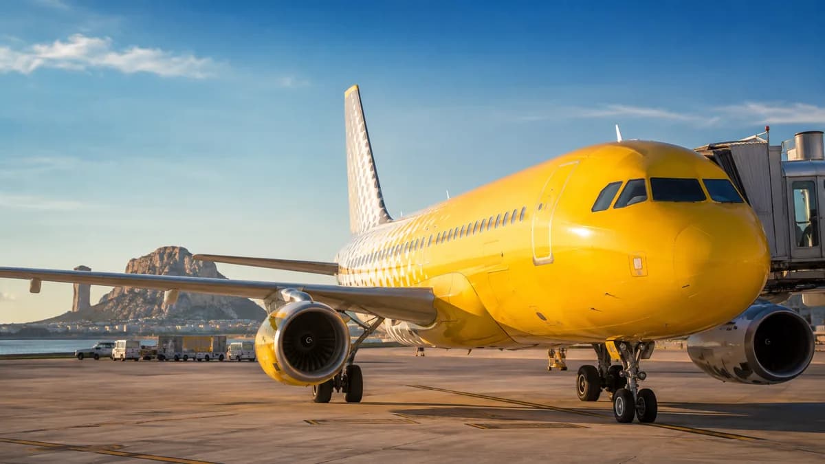 Gelbes Vueling-Flugzeug am Boden vor dem Terminal, Illustration der Vueling-Steuererstattung